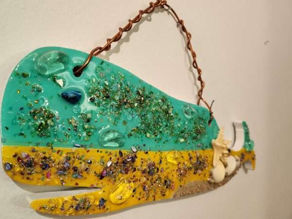 Upcycled wooden whale with glass, shells and resin - Image 5